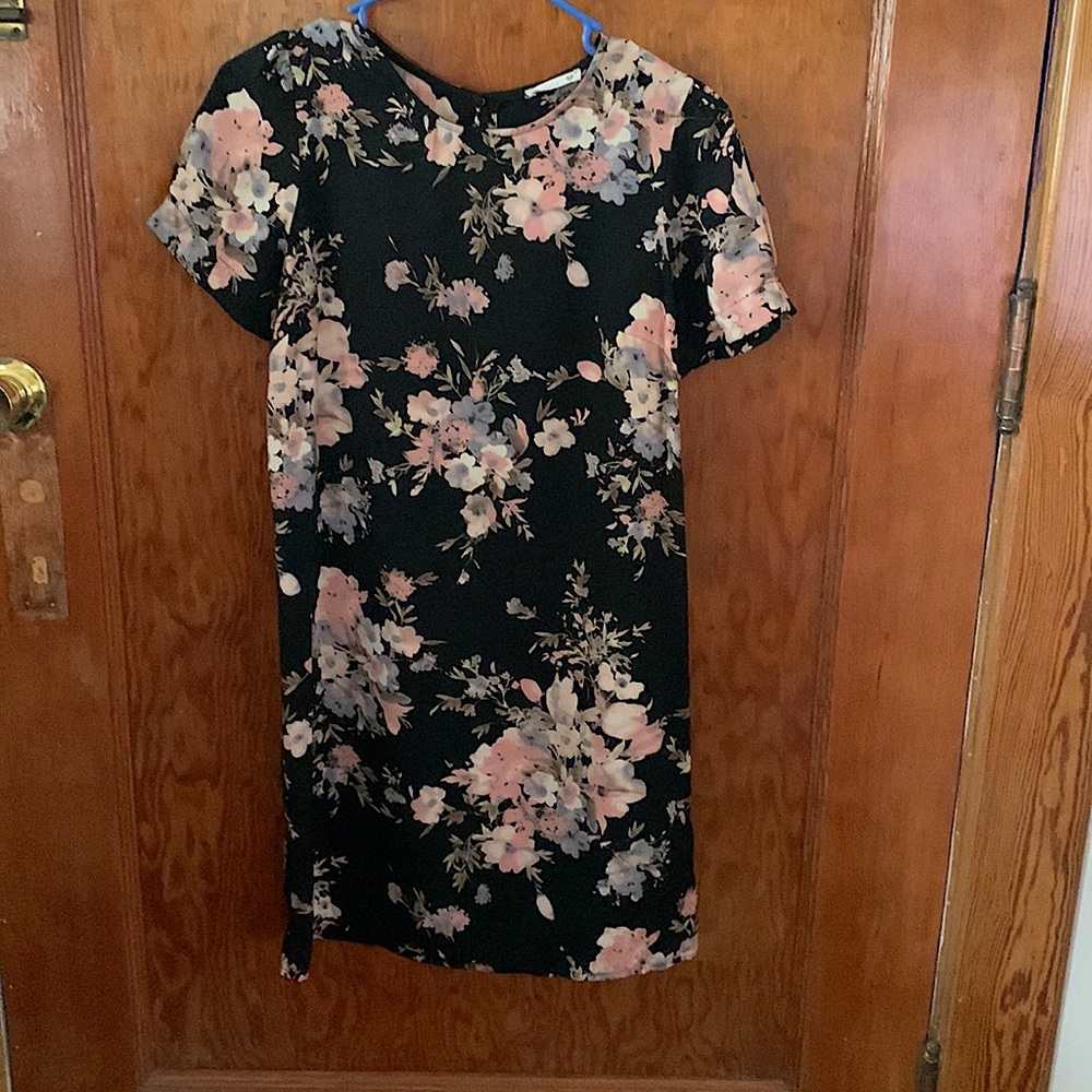 Women’s size extra small Soprano Brand dress with short sleeves floral print